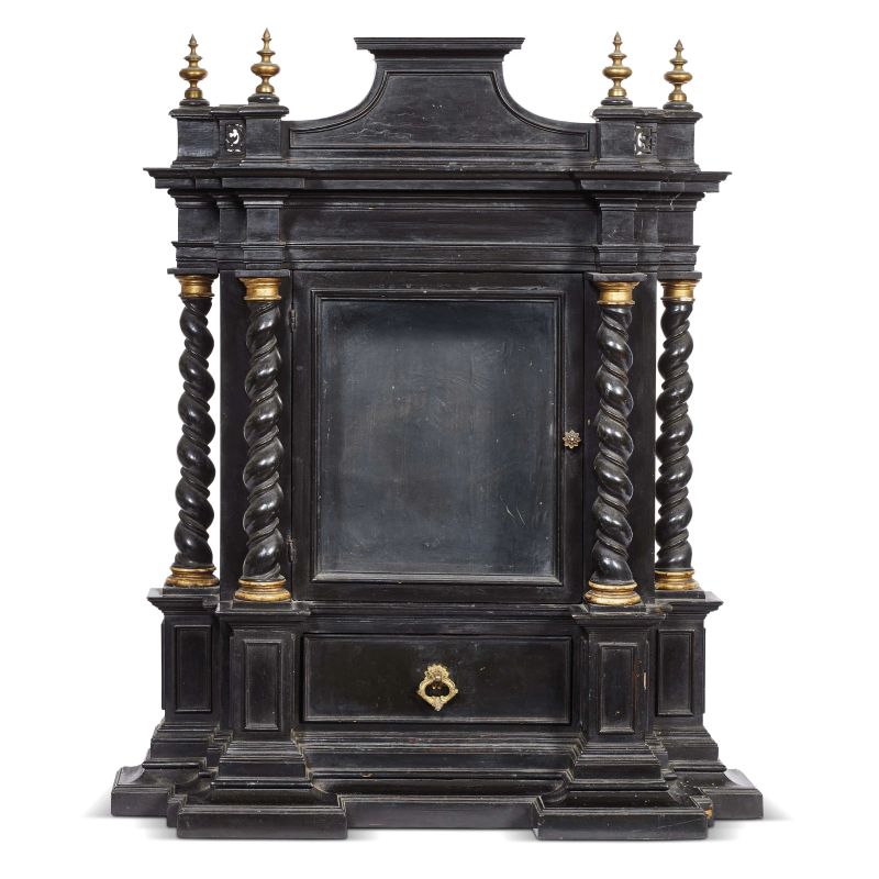 Florentine, early 18th century, An edicule Case, painted wood and gilt metal, 83,5x69x23 cm  - Auction Sculptures and works of art from the middle ages to the 19th century - Pandolfini Casa d'Aste