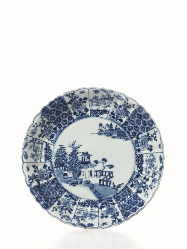  Piatto Cina dinastia Qing sec. XVIII , di forma lobata, in porcellana bianca e  - Auction Oriental Art - Pandolfini Casa d'Aste