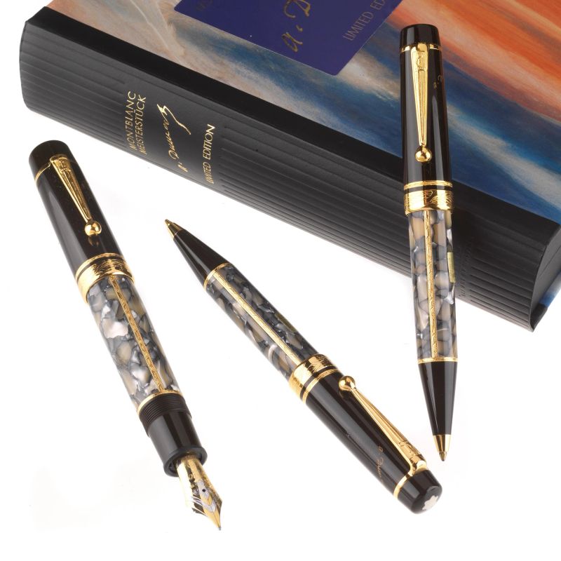 Montblanc : MONTBLANC MEISTERSTÜCK ALEXANDRE DUMAS EDIZIONE LIMITATA PENNA STILOGRAFICA N. 00303/20000, PENNA A SFERA N. 00303/16000 E PORTAMINE N. 0303/9000 ANNO 1996  - Asta ASTA A TEMPO | OROLOGI E PENNE - Pandolfini Casa d'Aste