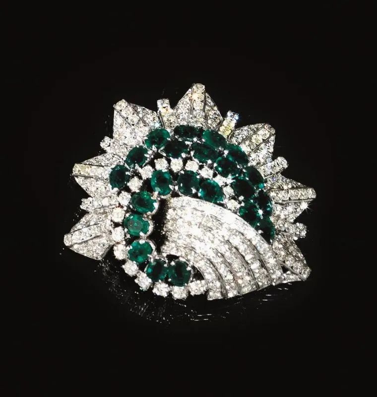 Spilla in oro bianco, smeraldi e diamanti  - Auction Silver, jewels, watches and coins - Pandolfini Casa d'Aste