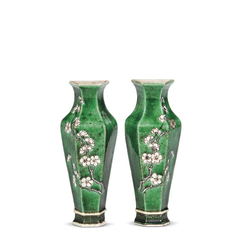 A PAIR OF WALL VASES, CHINA, QING DYNASTY, 18TH CENTURY  - Auction ONLINE AUCTION | Asian Art &#19996;&#26041;&#33402;&#26415;&#32593;&#25293; - Pandolfini Casa d'Aste
