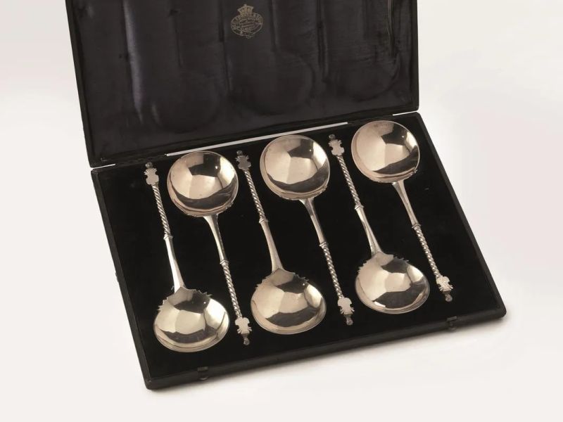 Dodici cucchiai, Londra, 1863, in vermeil, presa torchon con finale modellato a grifone reggiscudo, entro astuccio, g 295 (6)  - Auction Silver and Coins - II - Pandolfini Casa d'Aste