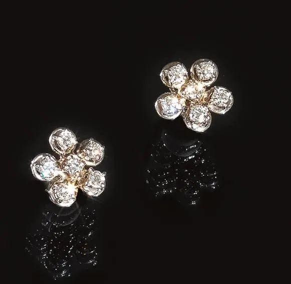 Paio di orecchini in oro bianco e diamanti  - Auction Silver, jewels, watches and coins - Pandolfini Casa d'Aste