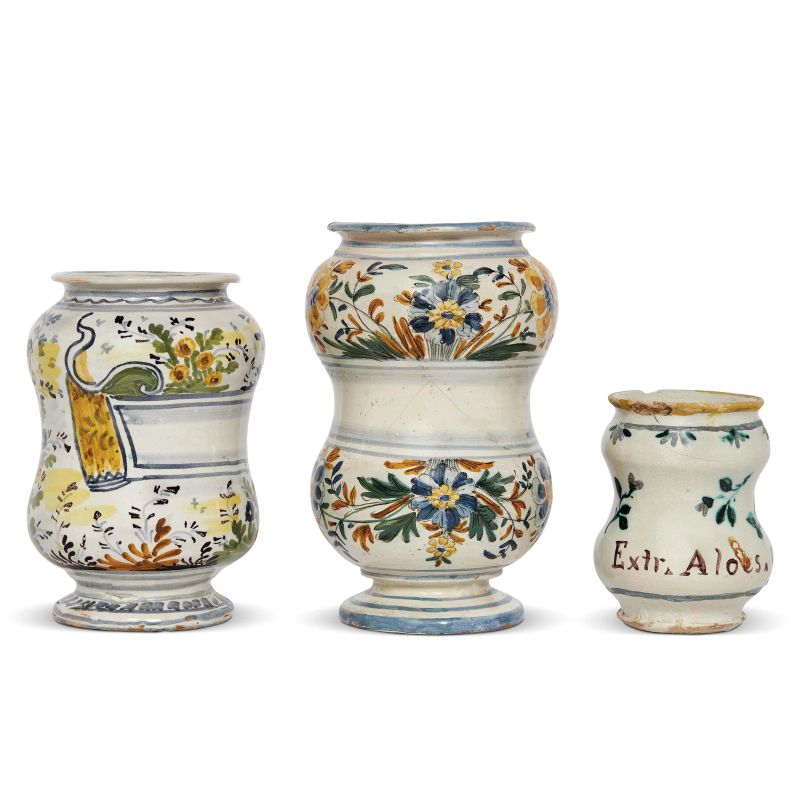 THREE PHARMACY JARS (ALBARELLI), CENTRAL ITALY, 18TH CENTURY  - Auction A COLLECTION OF MAJOLICA APOTHECARY VASES - Pandolfini Casa d'Aste