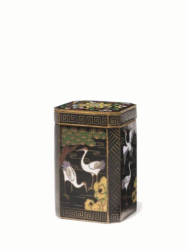Scatolina, Cina sec. XX, in smalto cloisonn&eacute; di forma squadrata e decorata  - Auction Asian Art - Pandolfini Casa d'Aste