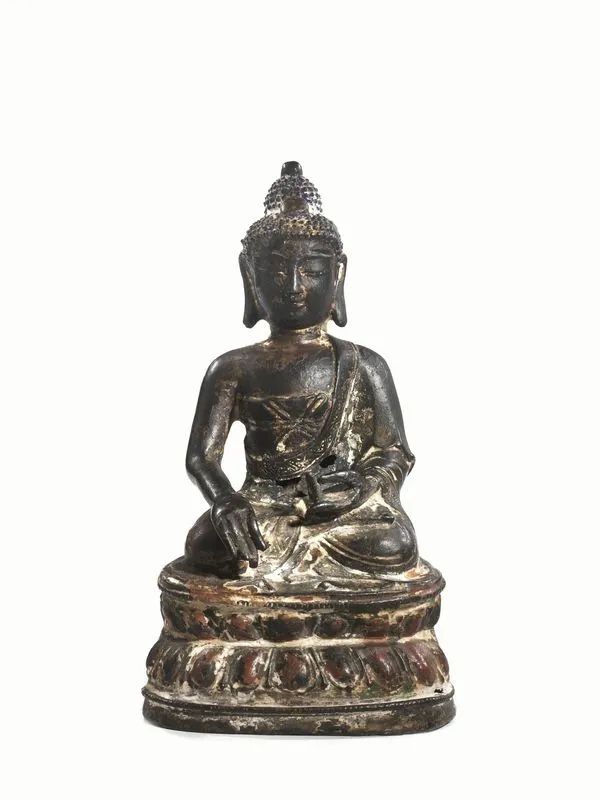 Buddha Cina sec. XVII - XVIII, in bronzo, con tracce di policromia, alt, cm 21,5, difetti  - Asta Arte Orientale - Pandolfini Casa d'Aste