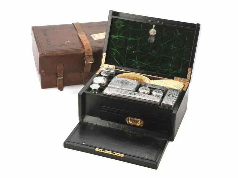 SCRITTOIO DA VIAGGIO CON ACCESSORI DA TOILETTE, LONDRA, 1856, ARGENTIERE&nbsp;&nbsp;  - Auction European Silver and Coins - Pandolfini Casa d'Aste