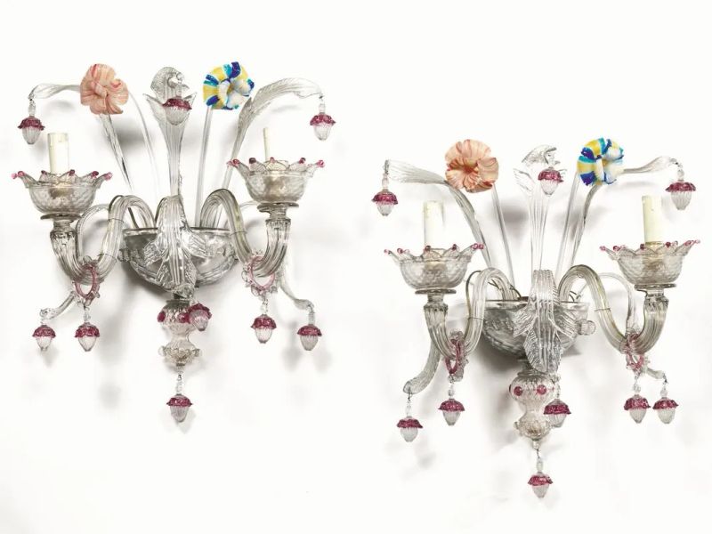 Quattro applique in vetro di Murano trasparente a due luci con rilievi in vetro rosa e fiori policromi, alt. cm 60 (4)  - Auction European Furniture - Pandolfini Casa d'Aste