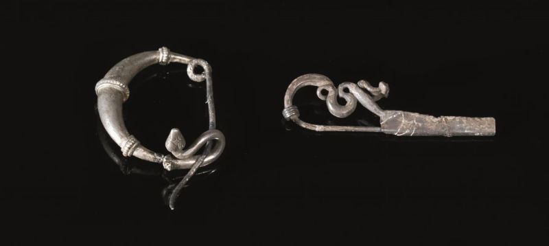 Rara fibula a drago e fibula celtica in argento&nbsp;&nbsp;&nbsp;&nbsp;&nbsp;&nbsp;&nbsp;&nbsp;&nbsp;&nbsp;&nbsp;&nbsp;&nbsp;&nbsp;&nbsp;&nbsp;&nbsp;&nbsp;&nbsp;&nbsp;&nbsp;&nbsp;&nbsp;&nbsp;&nbsp;&nbsp;&nbsp;  - Auction Antiquities - Pandolfini Casa d'Aste