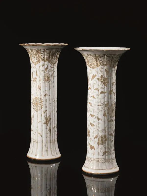 Coppia di vasi a tromba Cina sec. XVIII, in porcellana bianco decorati con motivi floreali oro alt. cm 30 un vaso con felatura (2)  - Asta Arte Orientale - Pandolfini Casa d'Aste