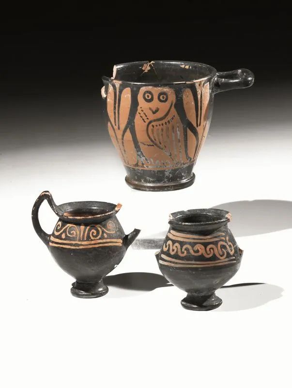 Skyphos a figure rosse e due vasetti miniaturistici  - Auction Antiquities - Pandolfini Casa d'Aste