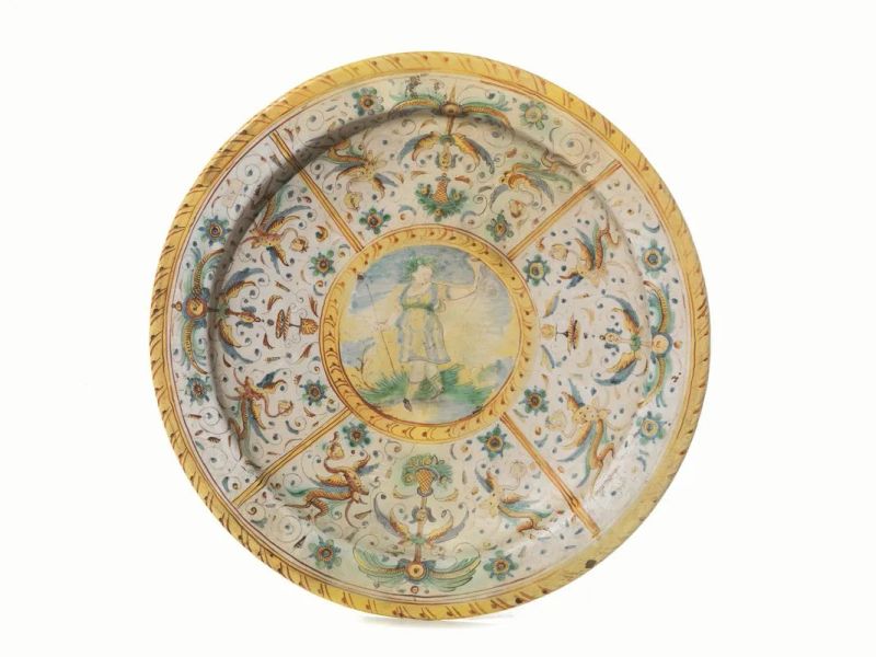 Bacile, Deruta, fine sec. XVII, in maiolica con decoro a grottesche, cavetto centrato da figura maschile coronata di alloro entro riserva circolare, diam. cm 39,5, restauri  - Asta Mobili, Arredi e Oggetti d'Arte - Pandolfini Casa d'Aste