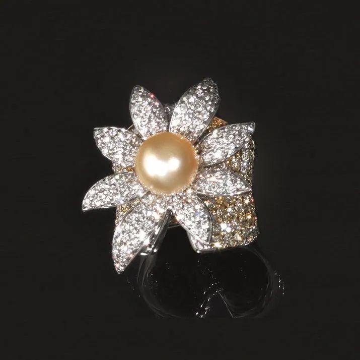 Anello in oro bianco, diamanti gialli e incolori  - Asta Importanti Gioielli e Orologi - I - Pandolfini Casa d'Aste