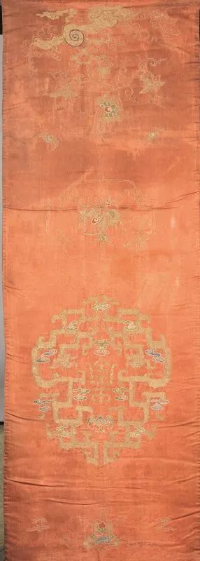 Tessuto, Cina sec. XIX, in seta ricamata, decorato con figure di draghi affrontati e pipistrelli, cm 141x49.5, difetti lievi  - Auction Asian Art - Pandolfini Casa d'Aste