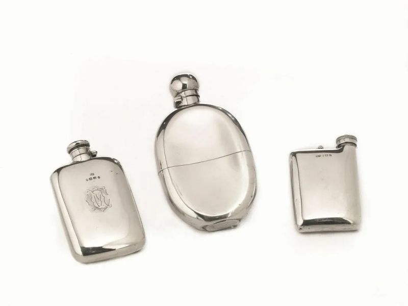 Tre borracce porta whisky, Birmingham, 1901,1876 e 1915, in argento, una di forma ovoidale e le altre due di forma rettangolare, alt. cm 17, 12 e 10, complessivi g 575 (3)  - Asta Argenti e Numismatica - II - Pandolfini Casa d'Aste