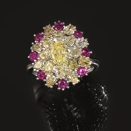Anello in oro bianco 14 kt, diamanti fancy e rubini  - Auction Silver, jewels, watches and coins - Pandolfini Casa d'Aste