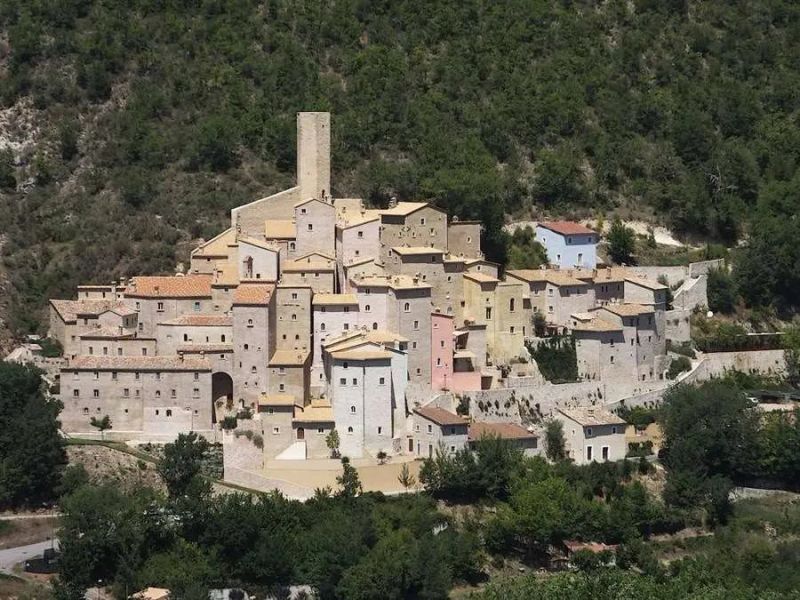 CASTELLO DI POSTIGNANO - Sellano (Perugia)  - Auction Pandolfini per FONDAZIONE AIRC per la ricerca sul cancro - Pandolfini Casa d'Aste