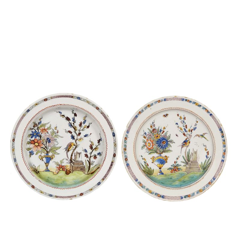 A PAIR OF FERNIANI PLATES, FAENZA, CIRCA 1780  - Auction ONLINE AUCTION | CERAMICA. MAIOLICHE E PORCELLANE DAL XVI AL XIX SECOLO - Pandolfini Casa d'Aste