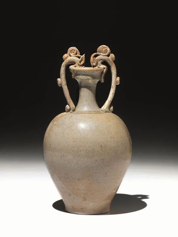  Vaso biansato periodo Tang, 618-907 , in terracotta invetriata, i manici a forma di  - Auction Oriental Art - Pandolfini Casa d'Aste