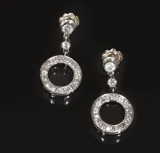 Paio di orecchini pendenti in oro bianco e diamanti  - Asta Importanti Gioielli e Orologi - I - Pandolfini Casa d'Aste