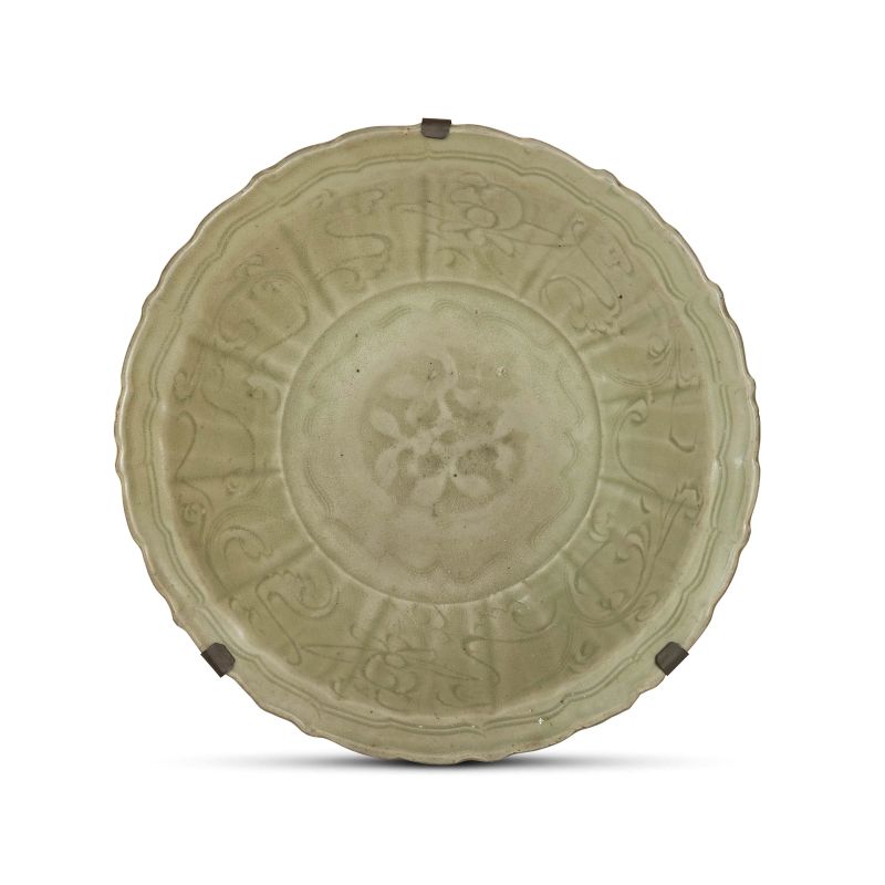 PIATTO, CINA, DINASTIA MING, SEC. XV                                                                                                                                                                                in porcellana verde celadon Longquan decorato con fiori nel centro, bordo mosso a forma di fiore decorato con i fiori stilizzati incisi.                                                                                                                                                                                                              Diam.cm 33                                                                                                                                                                                                       &#26126; &#21313;&#20116;&#19990;&#32426; &#40857;&#27849;&#38738;&#29943;&#21051;&#33457;&#32441;&#33909;&#21475;&#30424;     - Asta Arte Orientale | &#19996;&#26041;&#33402;&#26415; - Pandolfini Casa d'Aste