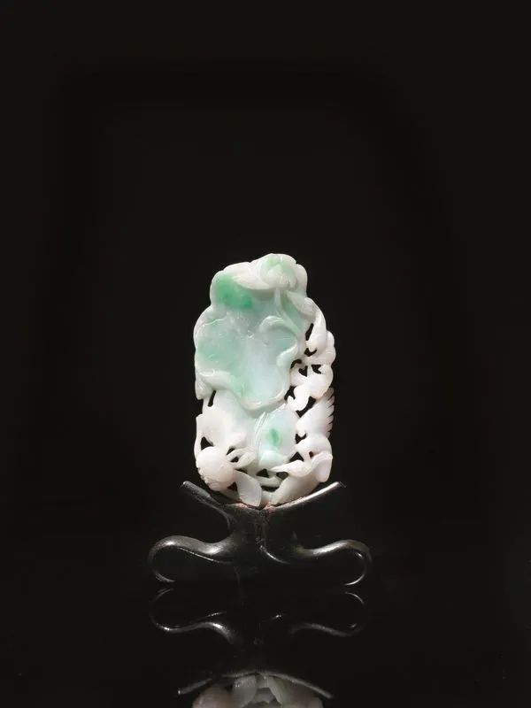 Intaglio Cina sec. XX, in giadeite nella forma di fior di loto con volatili, alt. cm 8, poggiante su base in legno  - Asta Arte Orientale - Pandolfini Casa d'Aste