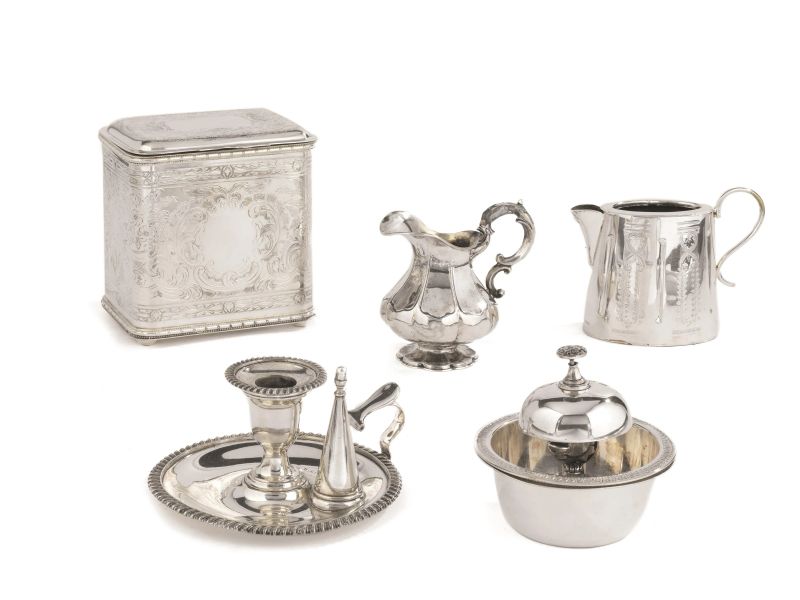      UNA SCATOLA, UNA LATTIERA, UNA BUGIA E UN CAMPANELLO DA TAVOLO   - Auction ONLINE AUCTION | ITALIAN AND EUROPEAN SILVER - Pandolfini Casa d'Aste