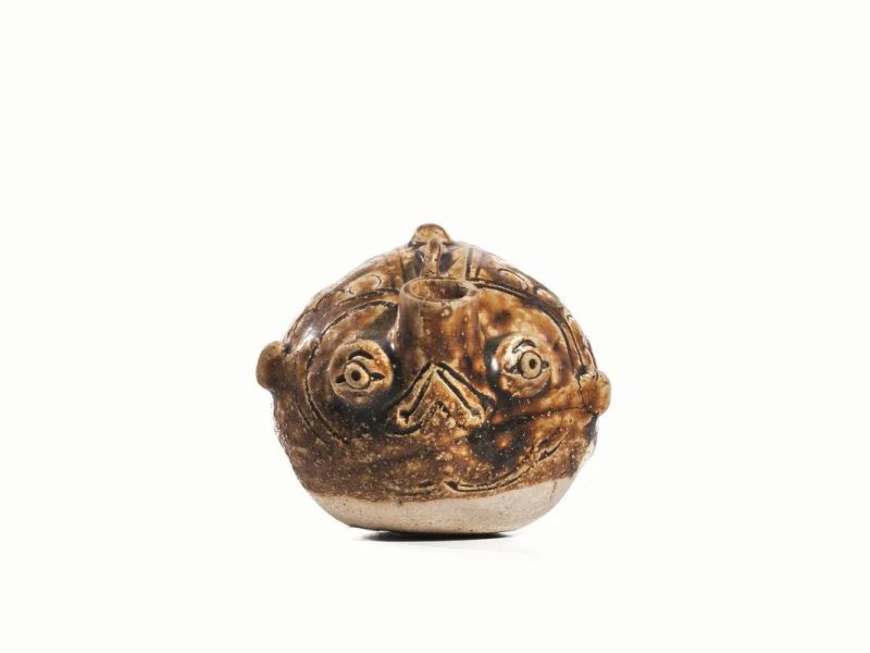 Lampada ad olio, Cina dinastia Yuan (1260-1368), a forma di pesce palla, in terraglia con invetriatura marrone, alt. cm 5,8  - Asta Arte Orientale - Pandolfini Casa d'Aste