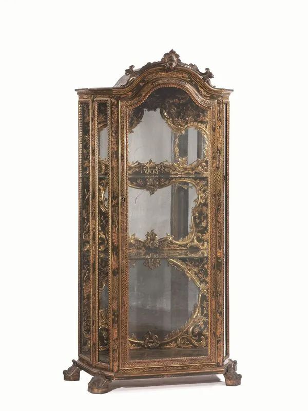 Vetrina, Inghilterra, secc. XVIII-XIX, in legno intagliato e laccato a chinoiserie nero-oro, cimasa di gusto rocaille in bronzo, sportello sagomato, fondo decorato con riserve sagomate a specchio e paesaggi, piedi a voluta in bronzo, completa di base sagomata in velluto, cm 90x45x187, specchi danneggiati  - Auction European Furniture - Pandolfini Casa d'Aste