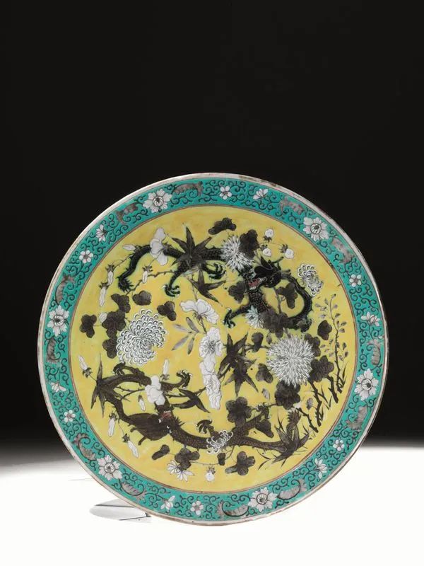 Piatto Cina Dinastia Qing periodo Guangxu, in porcellana policroma con decori floreali diam cm 40  - Asta Arte Orientale - Pandolfini Casa d'Aste