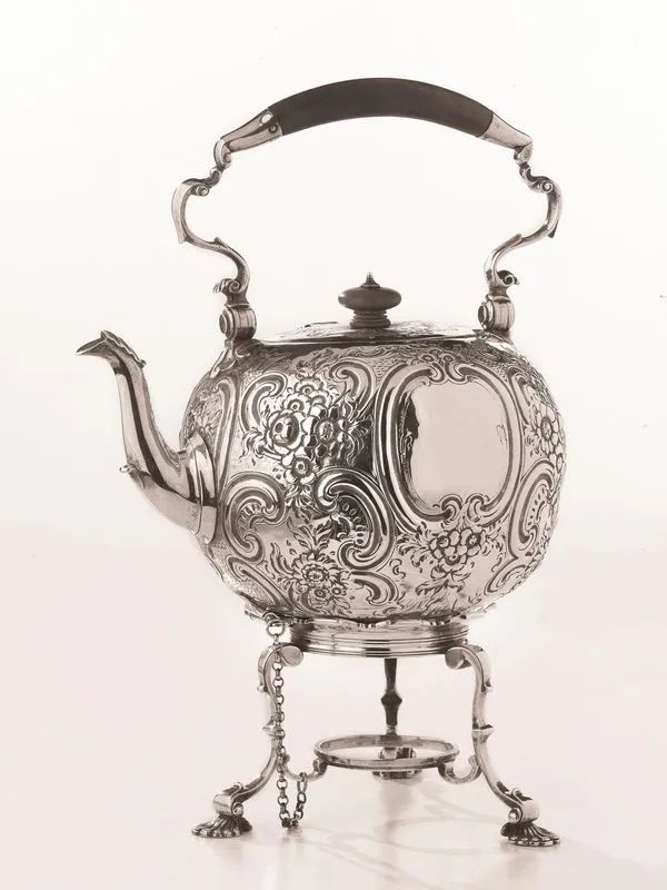 Samovar, Londra, 1893, in argento, corpo sferico sbalzato e cesellato a mazzi di fiori e volute, sostegno tripode con piedini realizzati come conchiglie, beccuccio a voluta, finale del coperchio a trottola, alt. cm 34, g 1300, mancante del fornellino e lievi ammaccature  - Auction Silver and Coins - II - Pandolfini Casa d'Aste