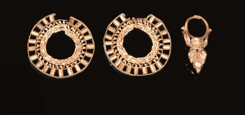 Coppia di orecchini circolari e orecchino a grappolo  - Auction Antiquities - Pandolfini Casa d'Aste
