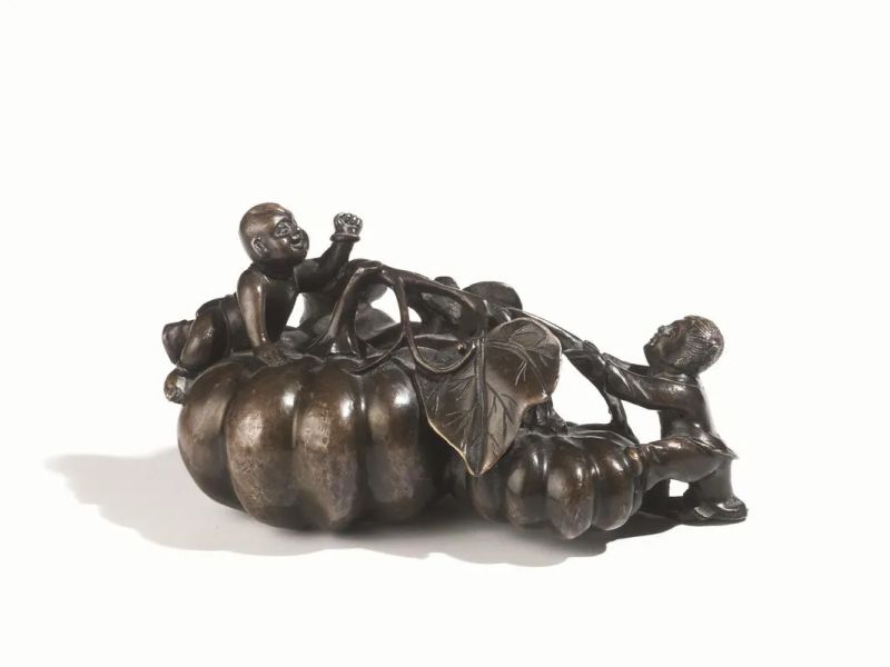  Scultura, Cina sec. XIX,  in bronzo, raffigurante due bimbi con zucche, lung.  - Asta Arte Orientale - Pandolfini Casa d'Aste