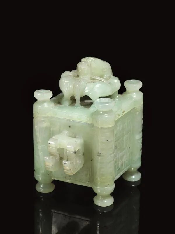 Incensiere, Cina inizi sec. XX, in giada celadon, di forma squadrata, finemente intagliato, la presa del coperchio a guisa di drago, alt. cm 9,8  - Auction Asian Art - Pandolfini Casa d'Aste