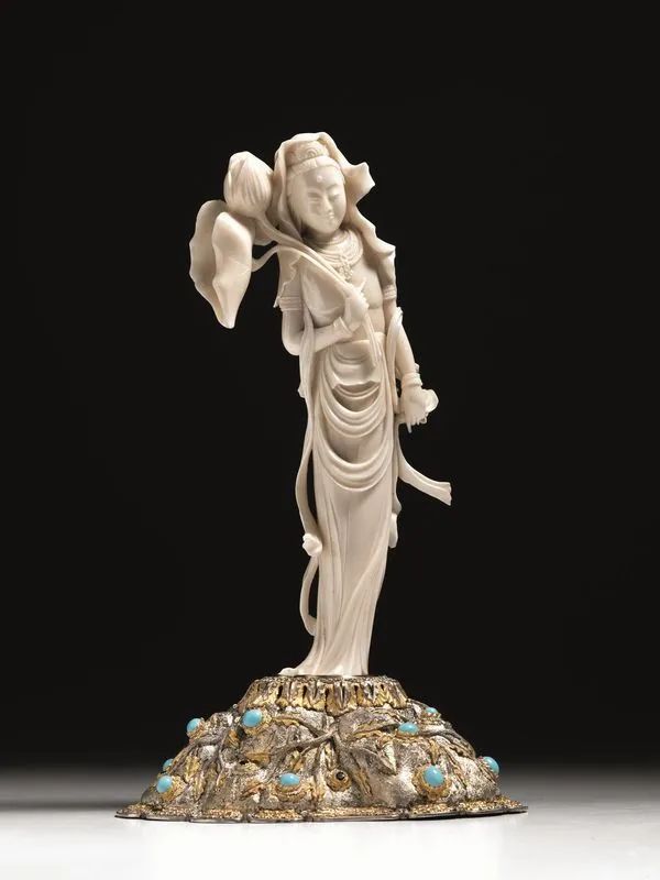  Scultura Cina inizi sec. XX,  in corallo bianco raffigurante Guanyin, reggente  - Auction Oriental Art - Pandolfini Casa d'Aste