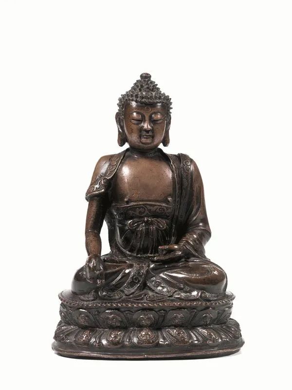 Scultura Cina sec. XVIII-XIX, in bronzo, raffigurante Buddha, assiso in dhyanasana, su base a doppio fior di loto, la mano destra in varadamudra, il volto dall&rsquo;espressione serena, alt. cm 23  - Auction Asian Art - Pandolfini Casa d'Aste