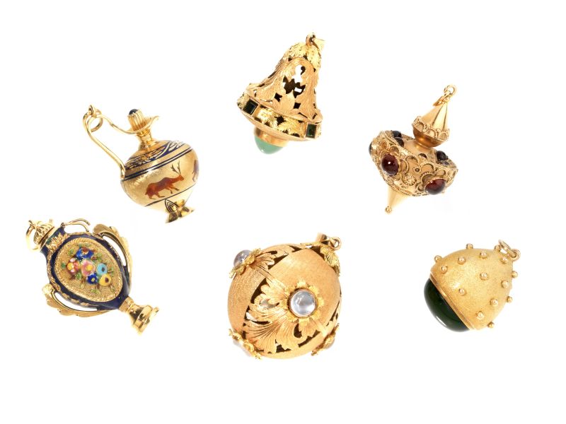 GRUPPO DI SEI PENDENTI IN ORO GIALLO 18KT CON SMALTI E PIETRE DI COLORE  - Auction Jewels, watches, pens and silver - Pandolfini Casa d'Aste