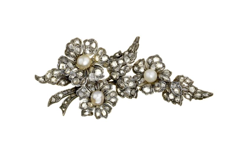 SPILLA IN ARGENTO CON PERLE E DIAMANTI  - Auction TIMED AUCTION I JEWELS, WATCHES, PENS AND SILVER - Pandolfini Casa d'Aste