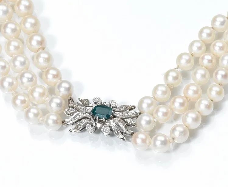 Collana in oro bianco, perle, smeraldo e diamanti  - Auction Important Jewels and Watches - I - Pandolfini Casa d'Aste