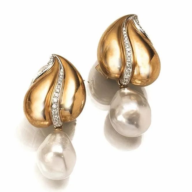 Paio di orecchini in oro giallo, perle e diamanti  - Auction Silver, jewels, watches and coins - Pandolfini Casa d'Aste