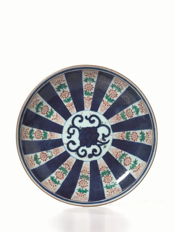 Piatto Giappone sec XVIII-XIX,  in porcellana Kutani, centrato da un motivo floreale e con decoro a raggi, diam cm 28  - Asta Arte Orientale - Pandolfini Casa d'Aste