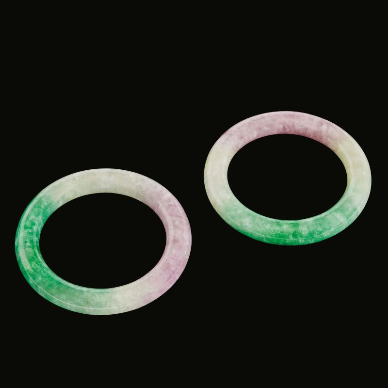 



A PAIR OF JADEITE BANGLES, CHINA, 20TH CENTURY  - Auction Asian Art | 东方艺术 - Pandolfini Casa d'Aste