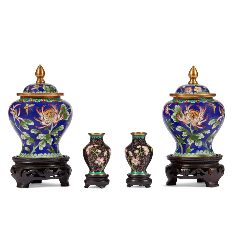 



COPPIA DI VASI CON COPERCHIO E COPPIA DI MINIATURE A VASO, CINA, SEC. XX  - Asta  Arte Orientale | 东方艺术 - Pandolfini Casa d'Aste