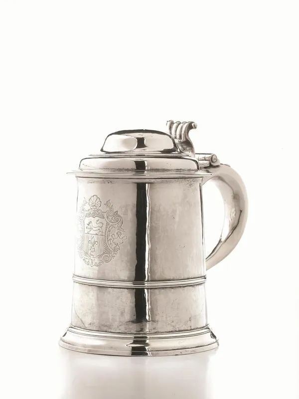 Tankard, Londra, 1730, in argento, corpo decorato da stemma nobiliare inciso, presa a voluta e coperchio a cupola, alt. cm 18,5, g 780. Reca sul fondo l'iscrizione Kentish Brock Admiralty Pierre Brock 1730 26-0-0 William Brock 1776 Henry Brock 1800 John Brock 1841 Saumarez Borck Re Adm. 1873  - Auction Silver and Coins - II - Pandolfini Casa d'Aste