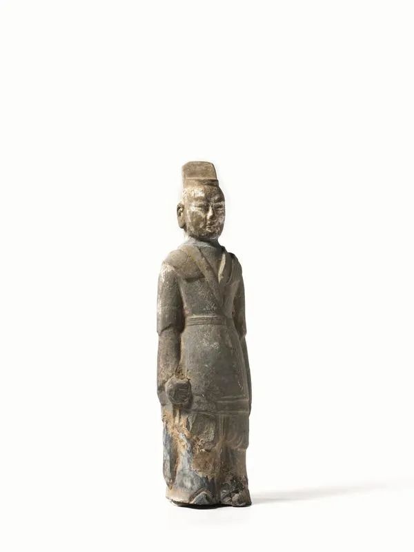  Guerriero Cina periodo dei tre regni(221-581),  in posizione eretta, con copricapo, alt. cm 22,  restauro   - Asta Arte Orientale - Pandolfini Casa d'Aste