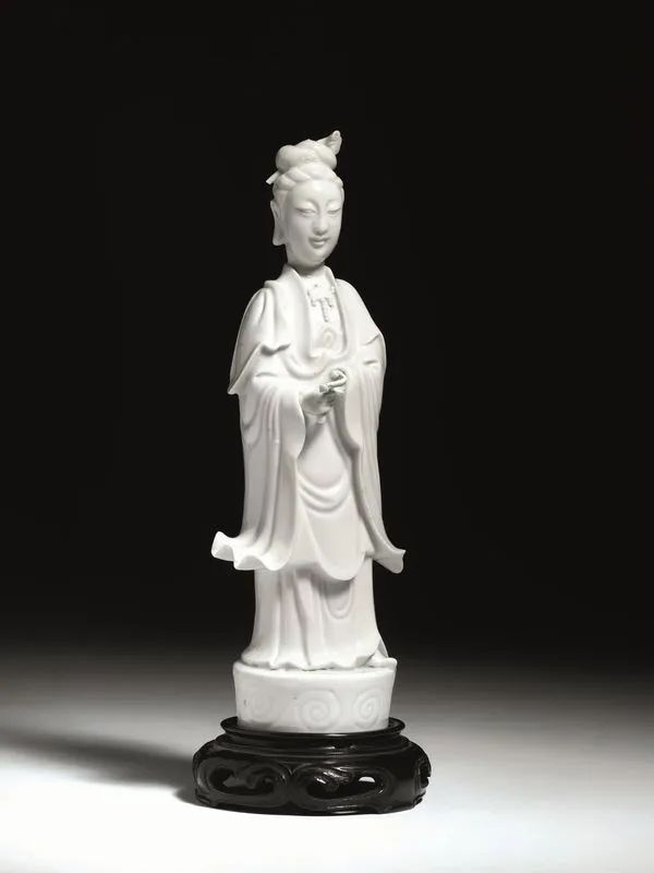  Guanyin Cina inizi sec. XX , in porcellana bianca, su base in legno alt. cm 33, restauro  - Asta Arte Orientale - Pandolfini Casa d'Aste