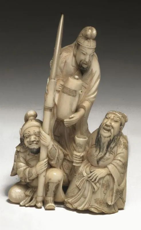 Okimono, Giappone inizi sec. XX, in avorio, raffigurante tre figure maschili, alt. cm 10  - Asta Arte Orientale - Pandolfini Casa d'Aste
