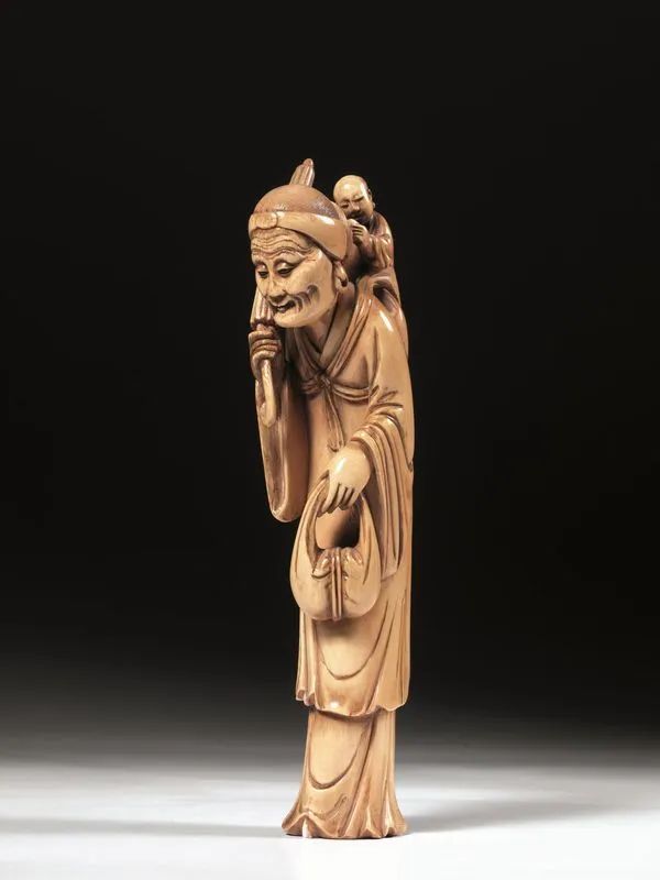  Figura Cina, inizi sec. XX,  in avorio, raffigurante donna con bambino e ombrello, alt. cm 23  - Asta Arte Orientale - Pandolfini Casa d'Aste