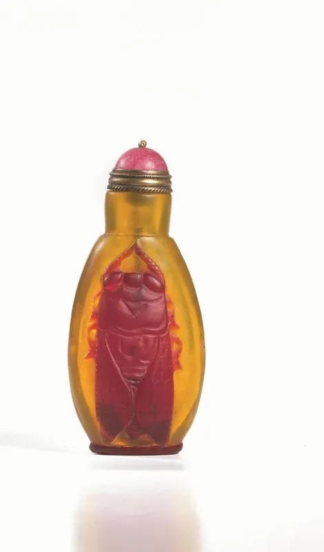 Snuff bottle, Cina fine dinastia Qing, in vetro incamiciato, decorata a motivo di cicale, alt. cm 7,8  - Asta Arte Orientale - Pandolfini Casa d'Aste