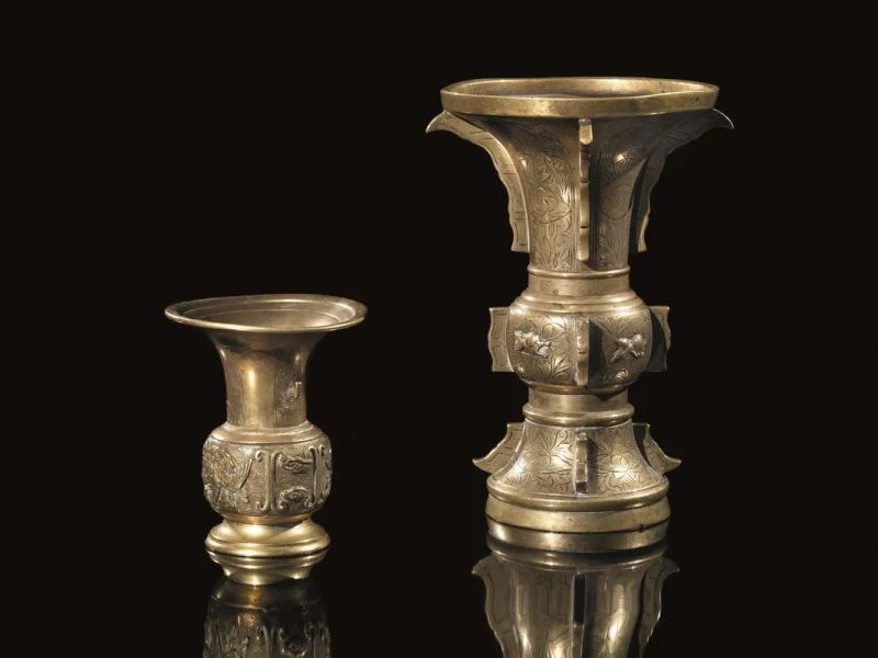  Due vasi Cina, fi ne dinastia Qing, sec. XVIII , in bronzo in stile arcaico e con decori incisi e a rilievo, alt. cm 22,5; cm 12 (2)  - Auction Oriental Art - Pandolfini Casa d'Aste